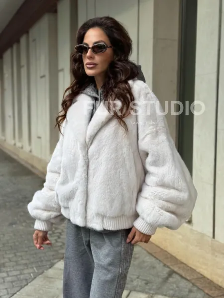 Белый норковый бомбер на резинке - фото 6
