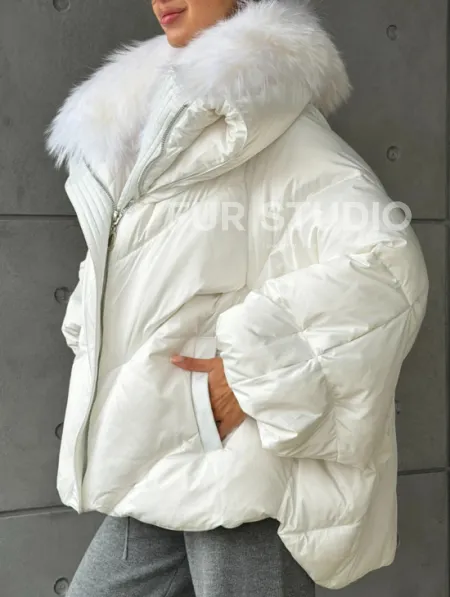 Белый зимний пуховик с мехом - фото 5