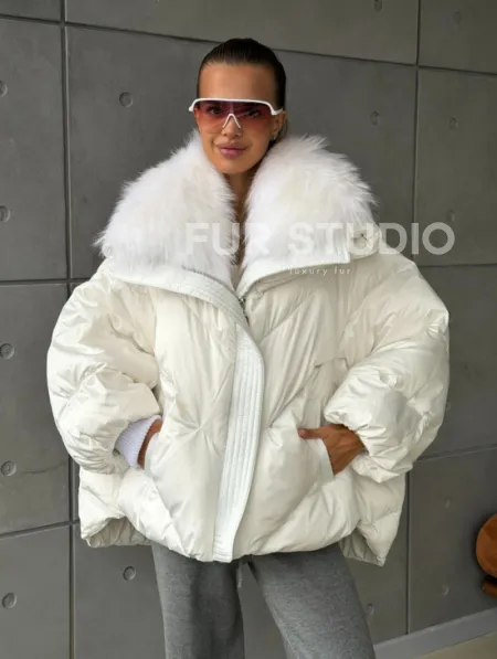 Белый зимний пуховик с мехом - фото 0