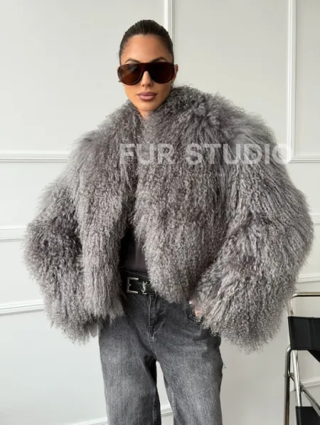 Серая шубка из меха ламы - фото 7