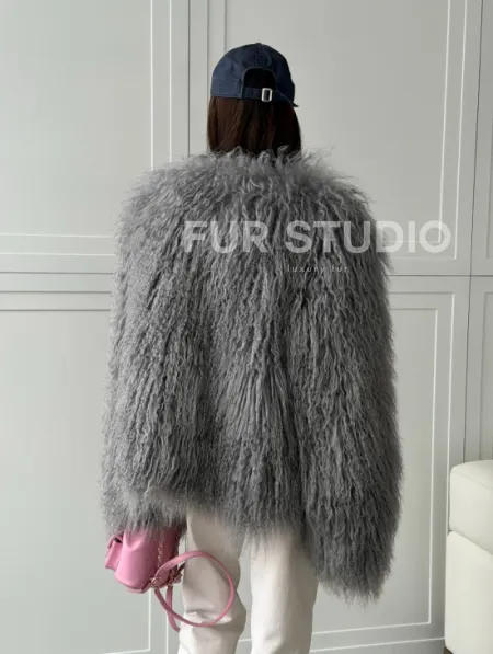Серая шуба из натурального меха ламы - фото 13