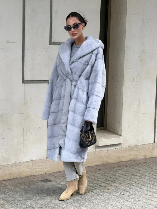 Эффектное пальто - шуба с капюшоном из меха голубой норки - фото 4