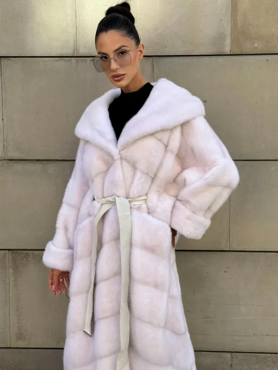 Шуба в диагональной выкладке меха норки White ice с капюшоном - фото 11