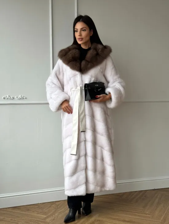 Шуба фасон кимоно из аукционной норки с капюшоном кобра из меха куницы - фото 9