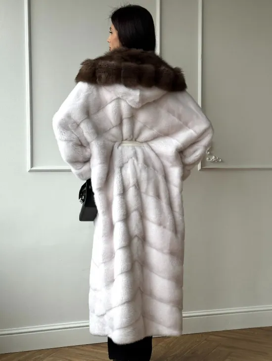 Шуба фасон кимоно из аукционной норки с капюшоном кобра из меха куницы - фото 3