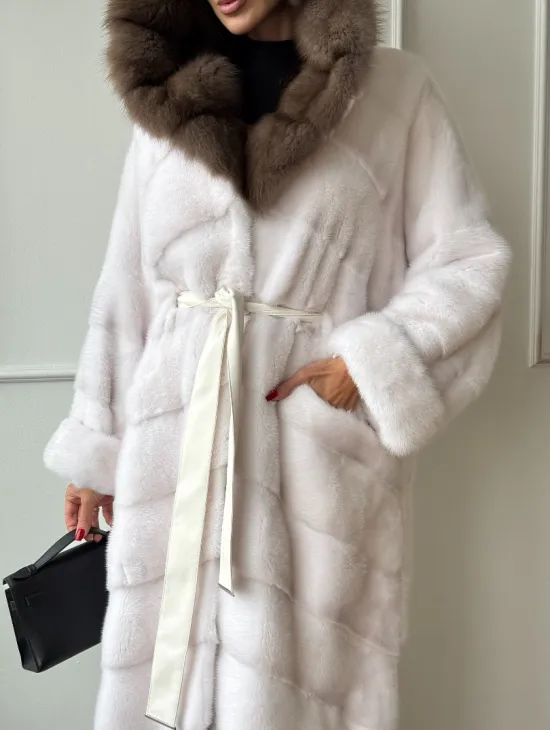 Шуба фасон кимоно из аукционной норки с капюшоном кобра из меха куницы - фото 1