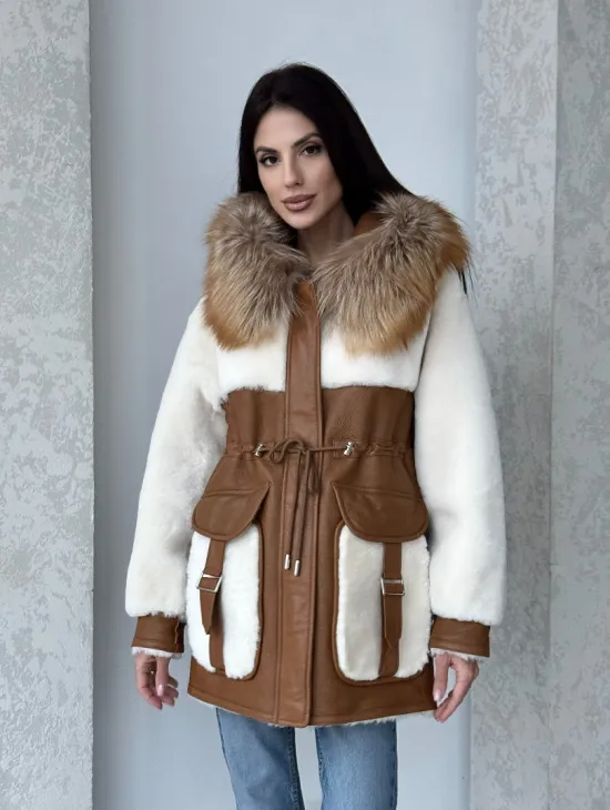 Модная натуральная дубленка из овчины, капюшон с отделкой из меха лисы - фото 9