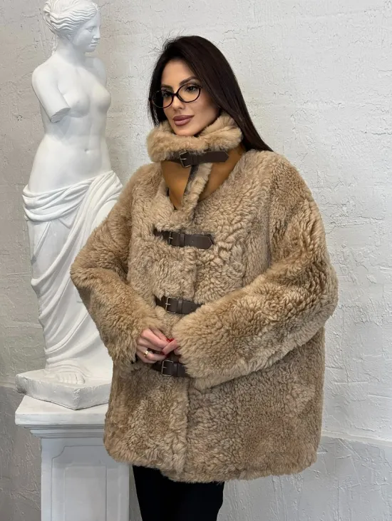 Бежевая женская дубленка из натуральной овчины Тиградо средней длины с отложным воротником - фото 7