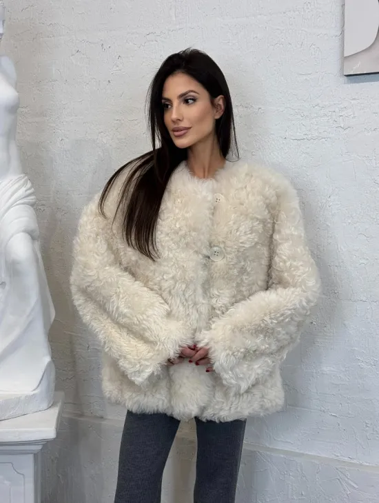 Жакет женский из натуральной овчины с круглым вырезом и накладными карманами - фото 9