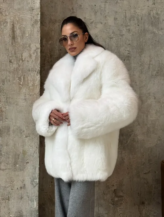 Шуба белого цвет из меха Финского песца - фото 8