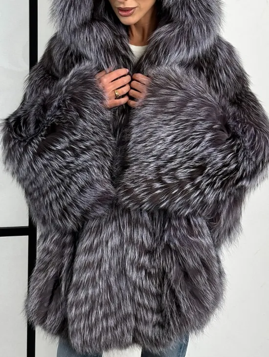 Шуба из меха чернобурки с капюшоном в росшив - летучая мышь - фото 1