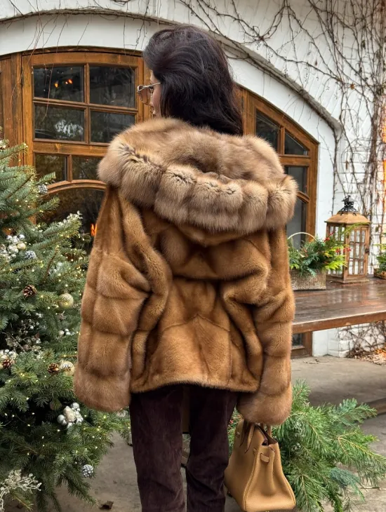 Норковое пончо-шуба в цвете золото с меховым капюшоном из куницы - фото 5