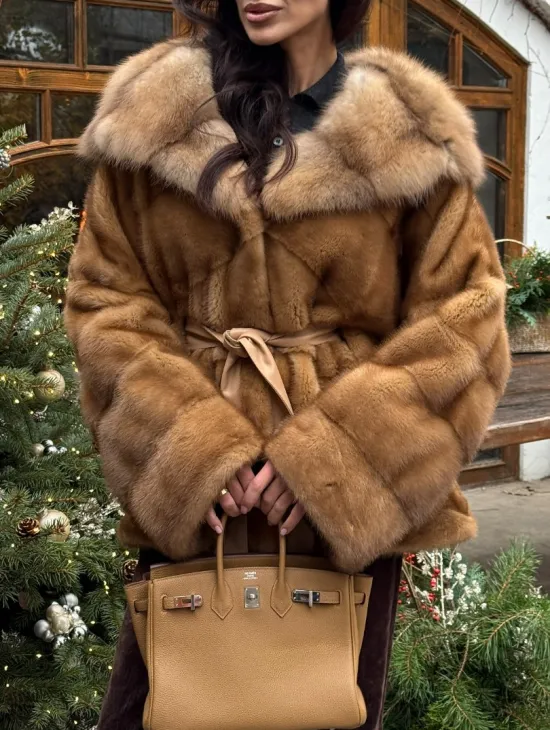 Норковое пончо-шуба в цвете золото с меховым капюшоном из куницы - фото 2