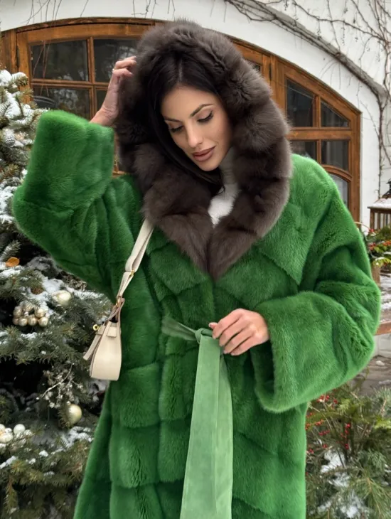 Шуба зеленого цвета с капюшоном из меха куницы - фото 4