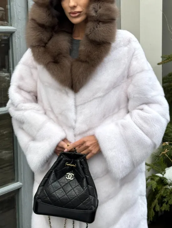 Белая прямая норковая шуба с капюшоном из меха куницы - фото 2