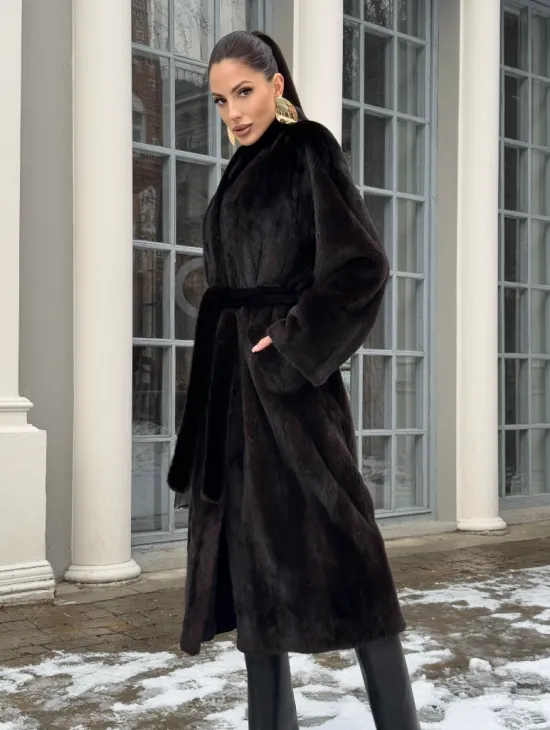 Шуба из аукционного меха норки SAGA FURS в натуральном коричневом цвете - фото 6