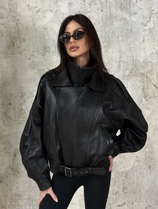 Черная бомбер-курточка «Оверсайз» из кожи Джумбо с двойным воротником и карманами - фото 4