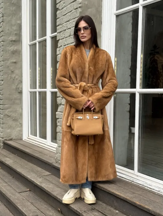 Шуба из норки «Gold» в классической выкладке с V-образным воротником и поясом - фото 9