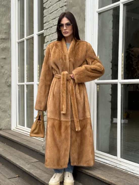 Шуба из норки «Gold» в классической выкладке с V-образным воротником и поясом - фото 5