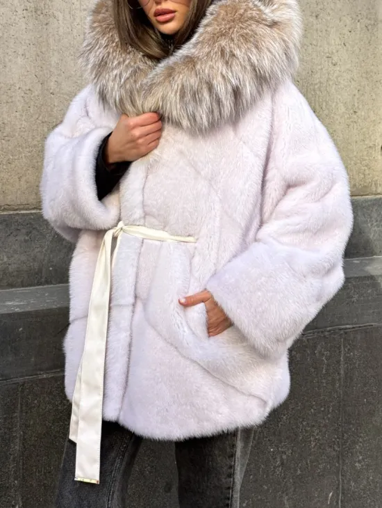Белая норковая шуба-кимоно с капюшоном из отделки рыси - фото 2
