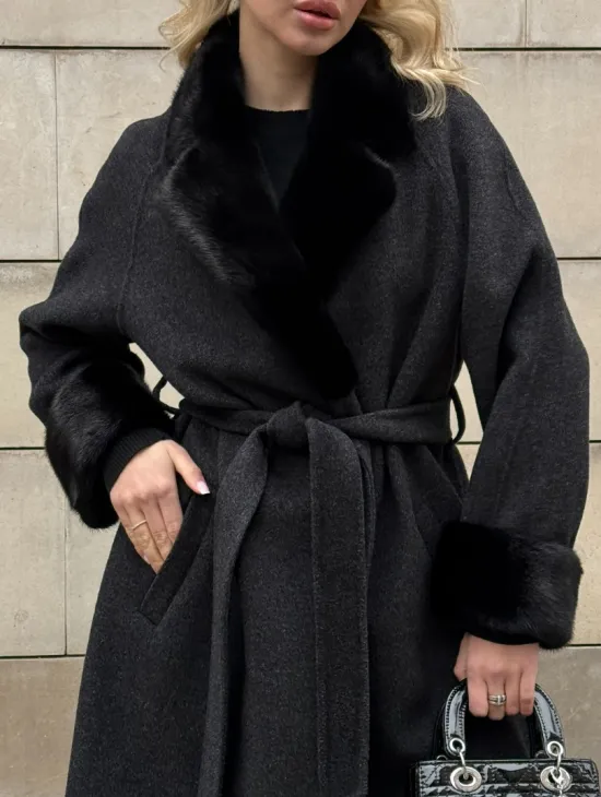 Женское демисезонное шерстяное пальто-халат с отделкой из меха норки - фото 1