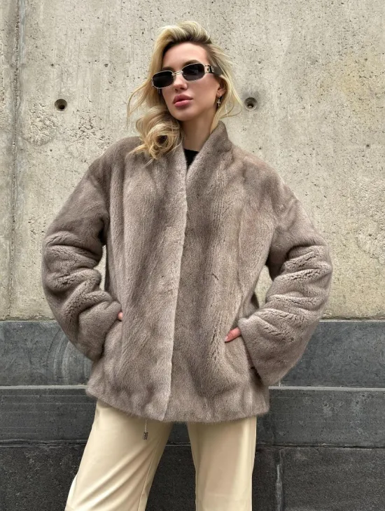 Женское короткое полупальто из меха норки с V-образным воротником - фото 3