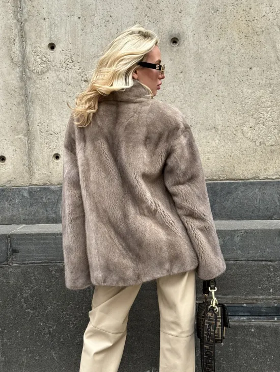 Женское короткое полупальто из меха норки с V-образным воротником - фото 7