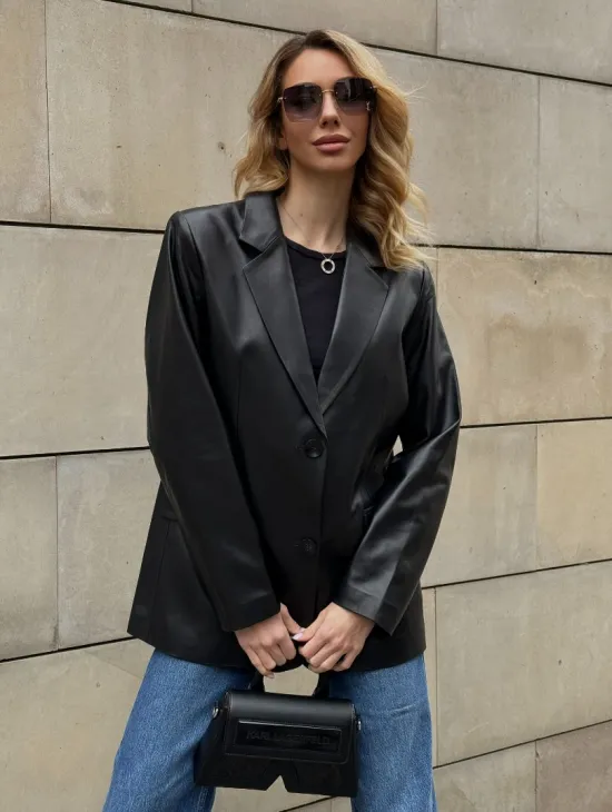 Черный кожаный пиджак классического кроя с клапанами на карманах - фото 6