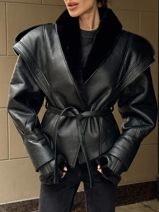 Черная куртка - дубленка на запах с поясом из меха мериноса - фото 2