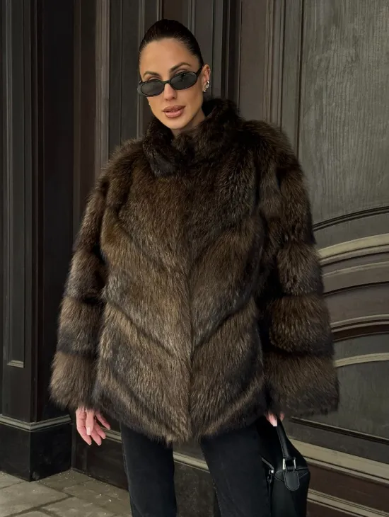 Полушубок из натурального меха енота с воротником стойка - фото 7