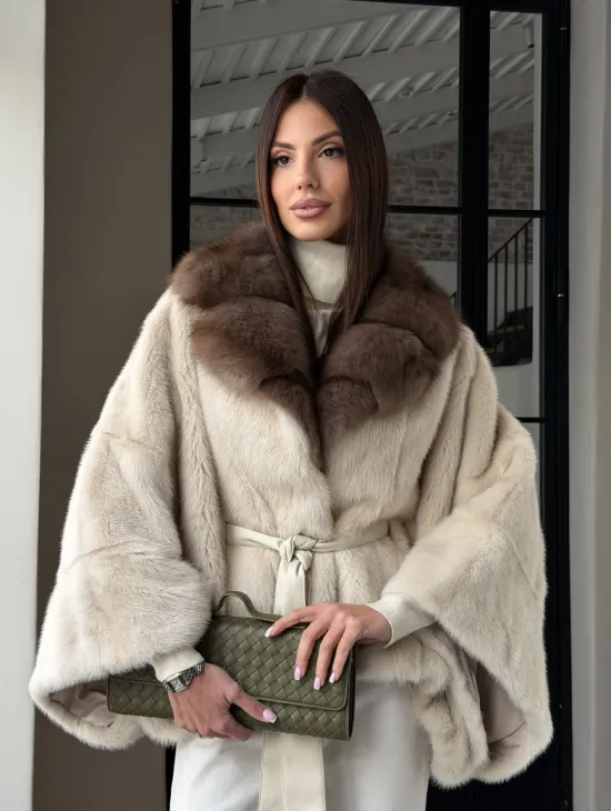 Светлое норковое пончо с воротником из куницы - фото 21