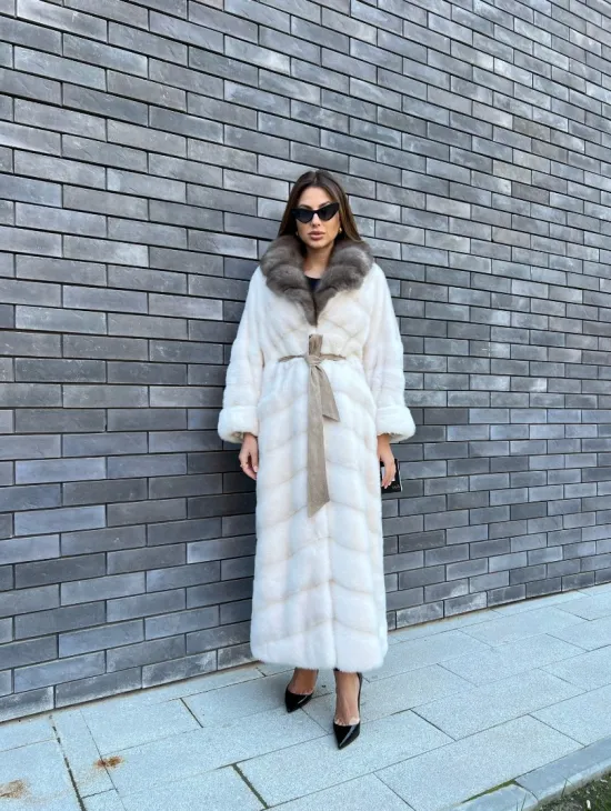Длинная норковая шуба в белом цвете с воротником из куницы - фото 5