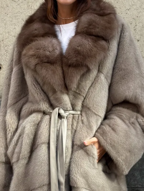 Полушубок норковый с воротником из куницы - в стиле оверсайз - фото 1