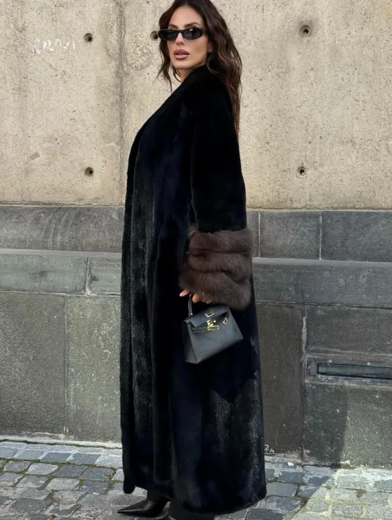 Длинная черная норковая шуба с манжетами из меха куницы - фото 3