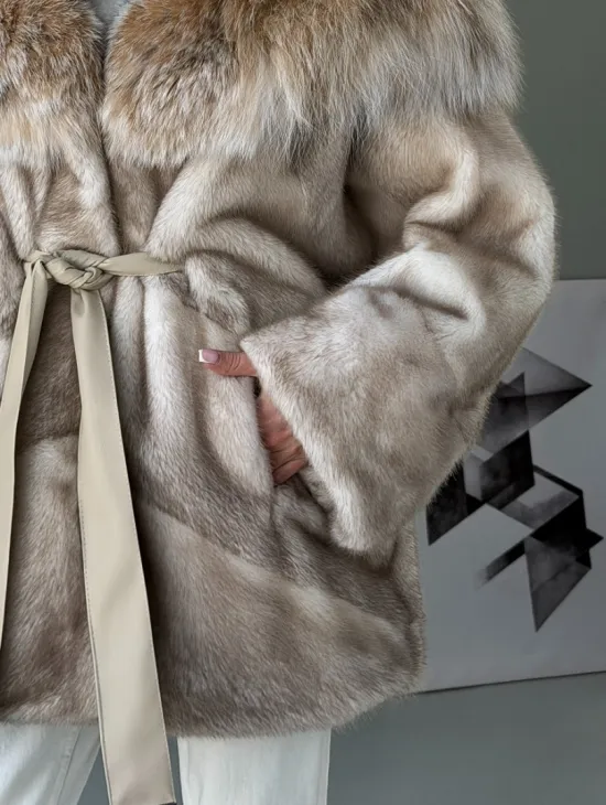 Шуба летучая мышь из норки Ivory с капюшоном из меха рыси - фото 2