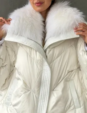 Белый зимний пуховик с мехом - фото 1