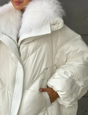 Белый зимний пуховик с мехом - фото 2