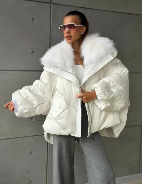 Белый зимний пуховик с мехом - фото 10