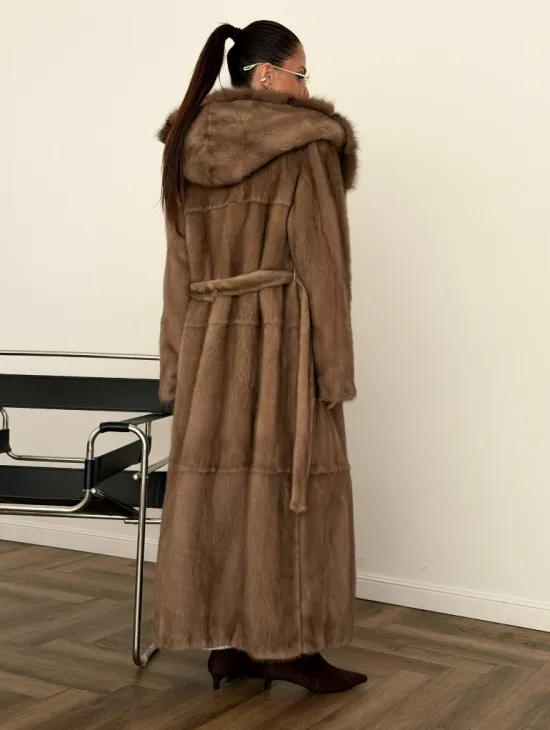Длинная норковая шуба с капюшоном куница - фото 4