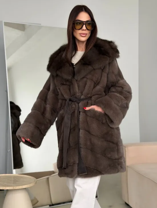 Шуба норковая с капюшоном из куницы - фото 11