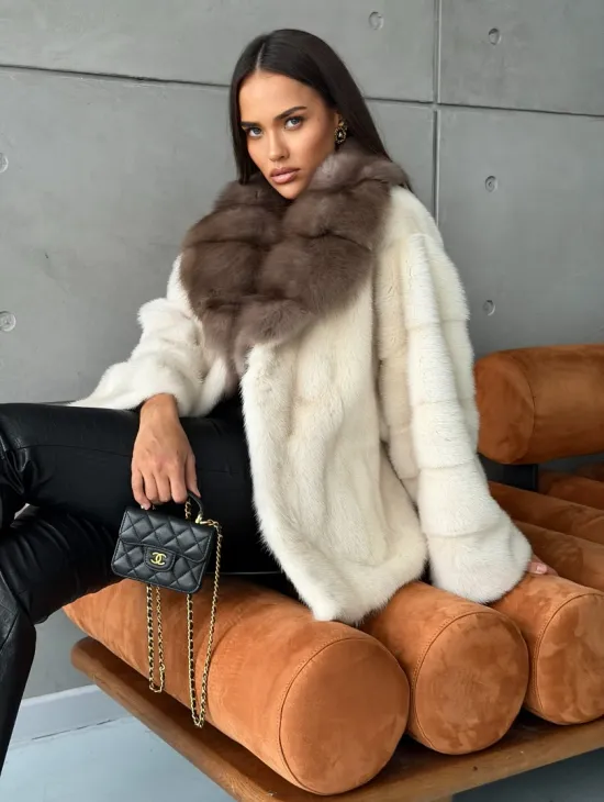 Норковая шуба с отделкой на воротнике из куницы - фото 0