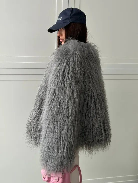 Серая шуба из натурального меха ламы - фото 8