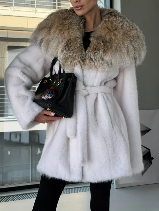 Белая шуба с капюшоном из рыси - фото 4