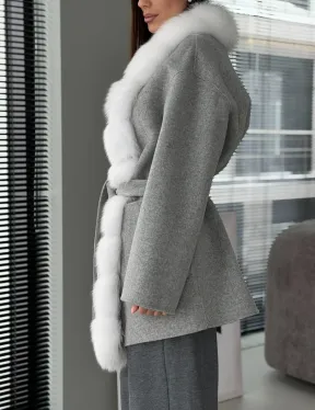 Серое пальто с меховым воротником - фото 7