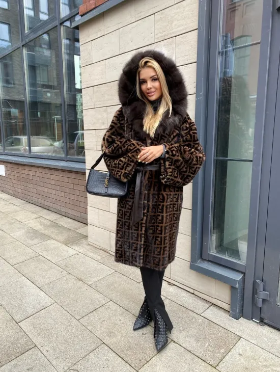 Шуба из меха аукционной норки с капюшоном из меха куницы - фото 2