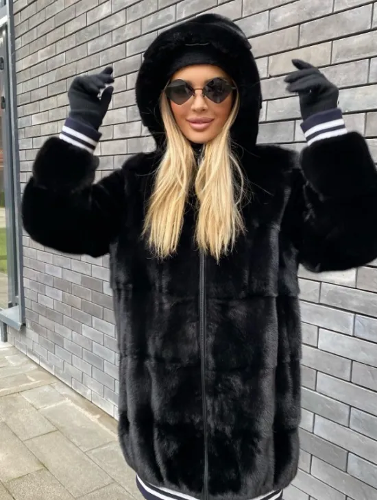 Удлиненный бомбер из меха скандинавской норки с капюшоном на молнии - фото 0