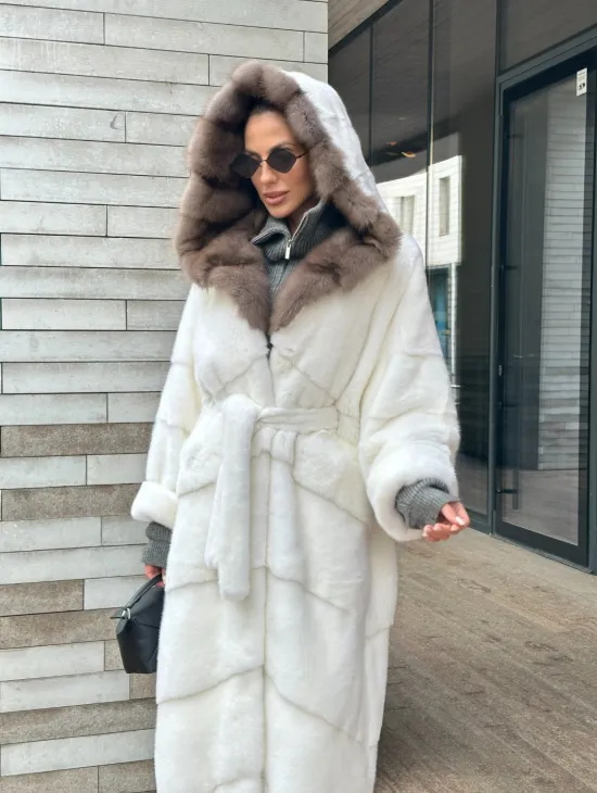 Белоснежная шуба из плюшевой норки VELVET с капюшоном из куницы - фото 1