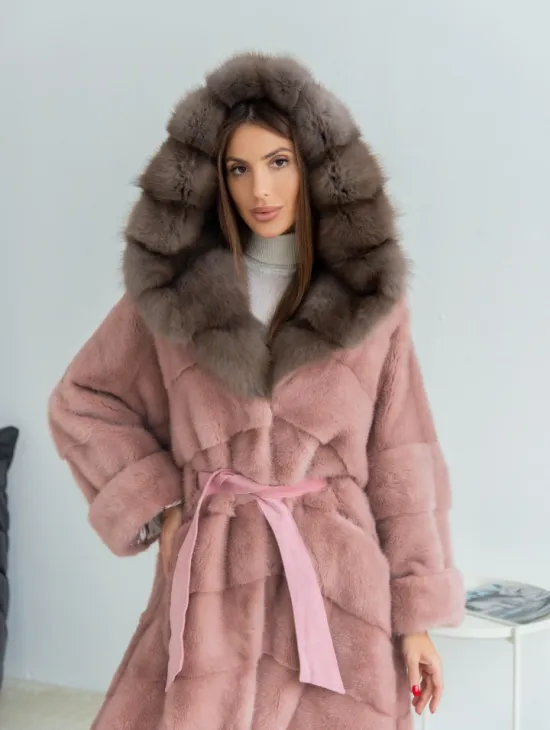 Удлиненная норковая шуба с капюшоном из меха куницы - цвет розовый фламинго - фото 1